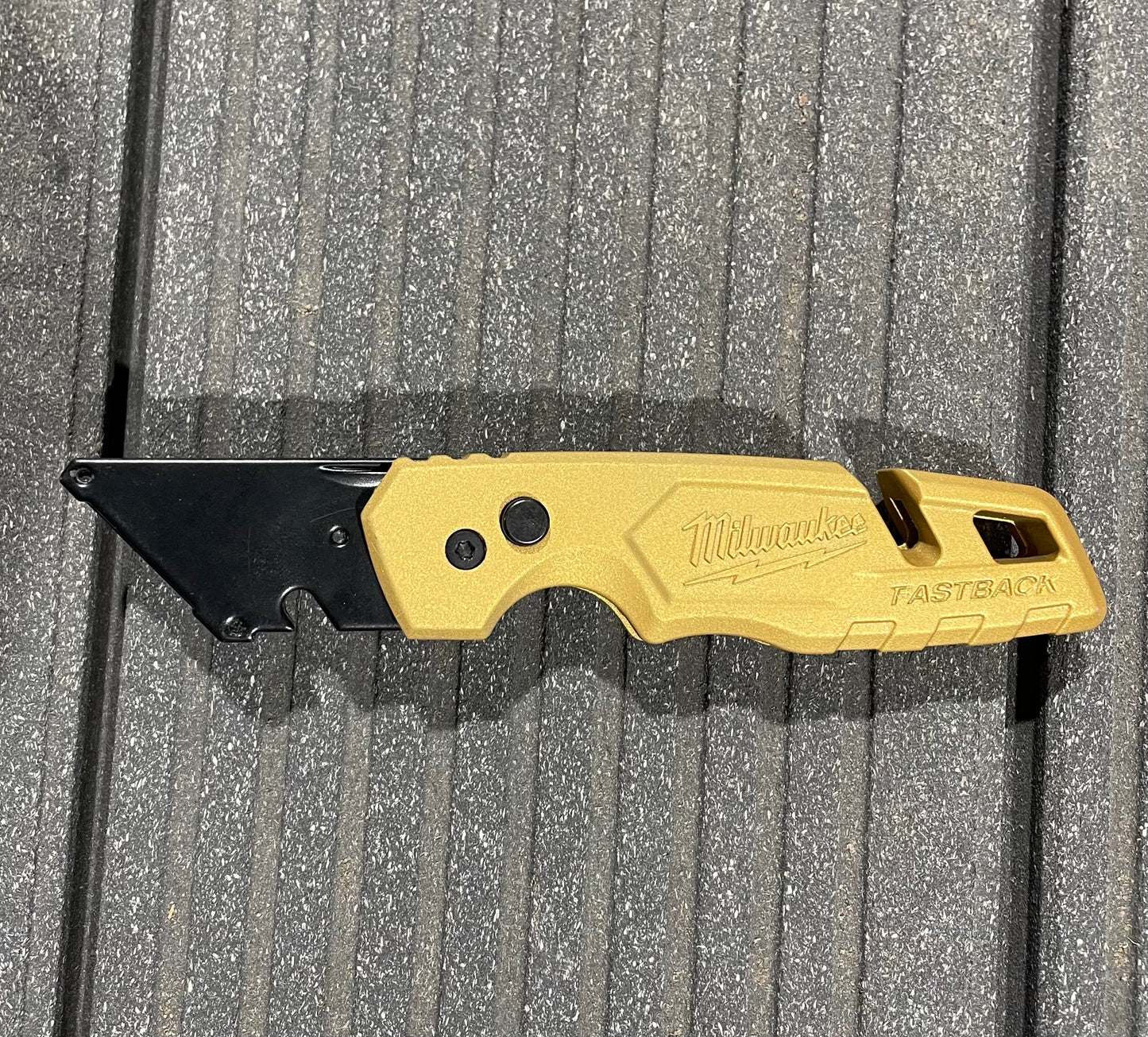 Milwaukee Fastback Gold/Schwarz